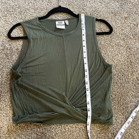 Good American THE KNOT A QUITTER TANK in Olive Size 2 - Picture 6 of 6